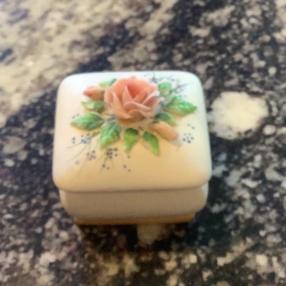 Vintage George porcelain lidded trinket box. Hand painted, made in Japan